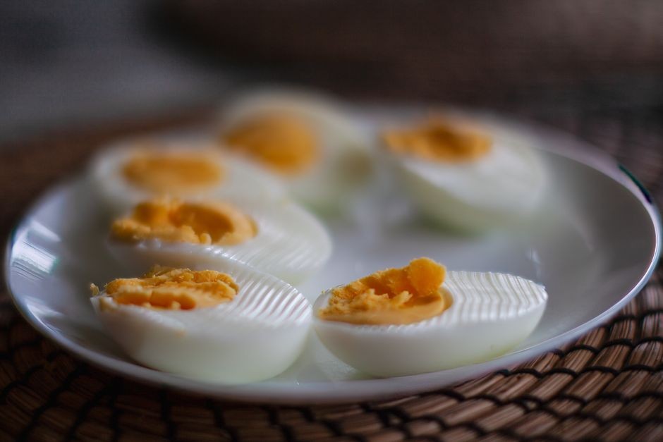Kuning telur rebus yang dibelah dua di atas piring saji