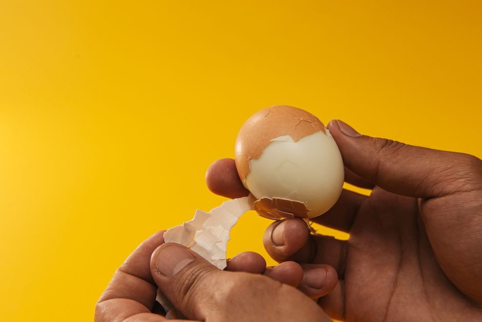 Potongan telur rebus matang di atas meja makan dapur
