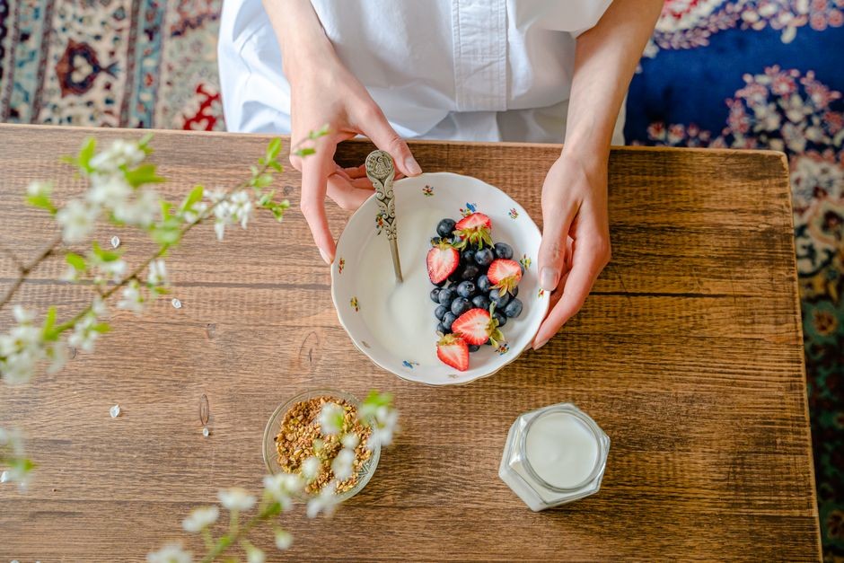 Semangkuk yogurt probiotik dengan buah berry segar untuk kesehatan sistem pencernaan.